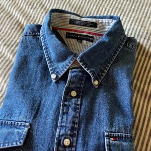 Tommy Hilfiger denim long sleeve shirt. This is a classic TH shirt in XXL!